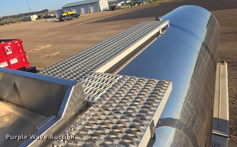 image for item EB1016 1995 Stainless Tank and Equipment tank trailer