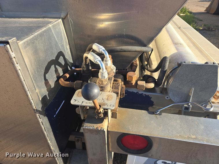 image for item EB1016 1995 Stainless Tank and Equipment tank trailer