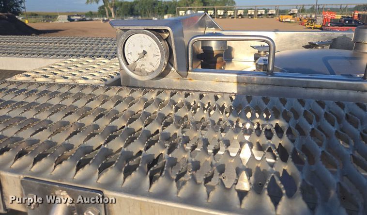 image for item EB1016 1995 Stainless Tank and Equipment tank trailer