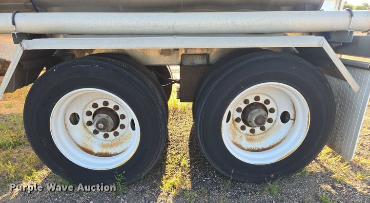 image for item EB1016 1995 Stainless Tank and Equipment tank trailer