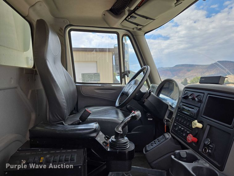 image for item EC1167 2009 International SF625 dump truck