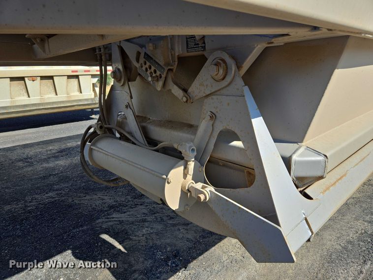 image for item EC1169 2005 Ranch Manufacturing Co. bottom dump trailer
