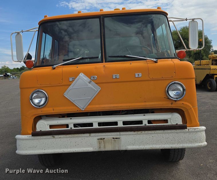 image for item EC1184 1981 Ford C800 oil distributor truck