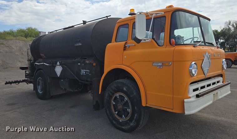 image for item EC1184 1981 Ford C800 oil distributor truck