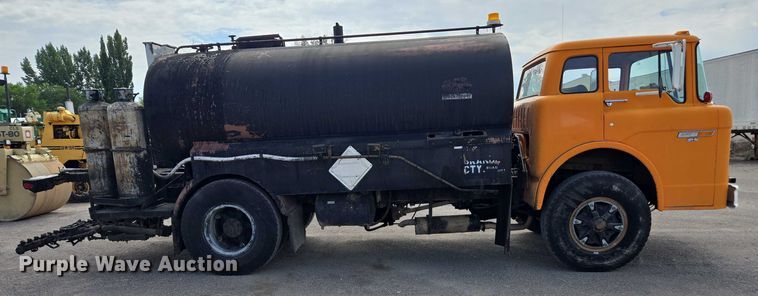 image for item EC1184 1981 Ford C800 oil distributor truck