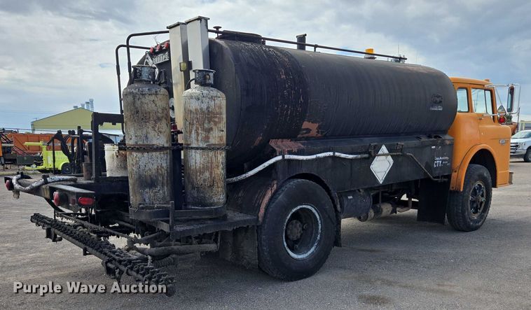 image for item EC1184 1981 Ford C800 oil distributor truck