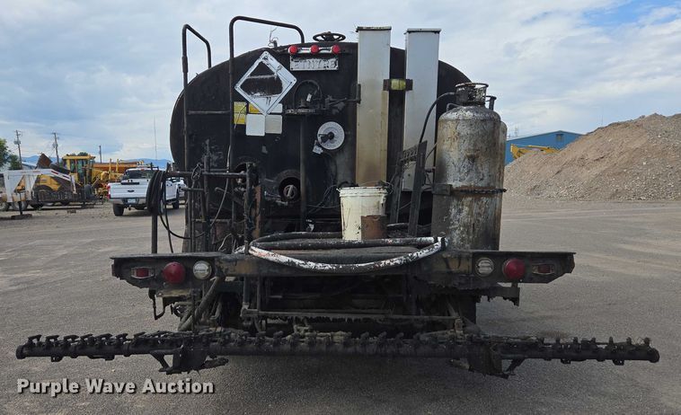 image for item EC1184 1981 Ford C800 oil distributor truck