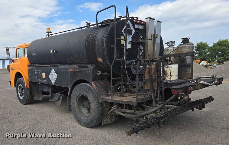 image for item EC1184 1981 Ford C800 oil distributor truck