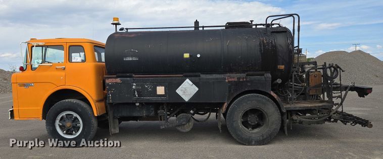 image for item EC1184 1981 Ford C800 oil distributor truck