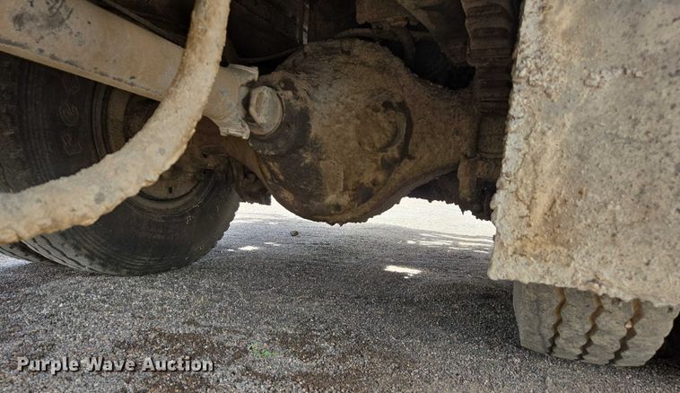 image for item EC1184 1981 Ford C800 oil distributor truck