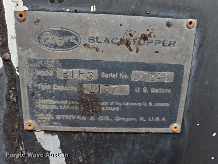 image for item EC1184 1981 Ford C800 oil distributor truck