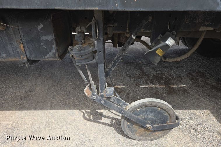 image for item EC1184 1981 Ford C800 oil distributor truck