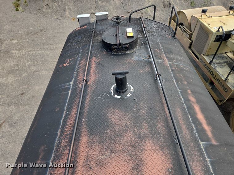 image for item EC1184 1981 Ford C800 oil distributor truck