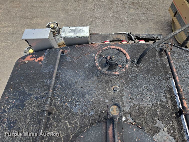 image for item EC1184 1981 Ford C800 oil distributor truck