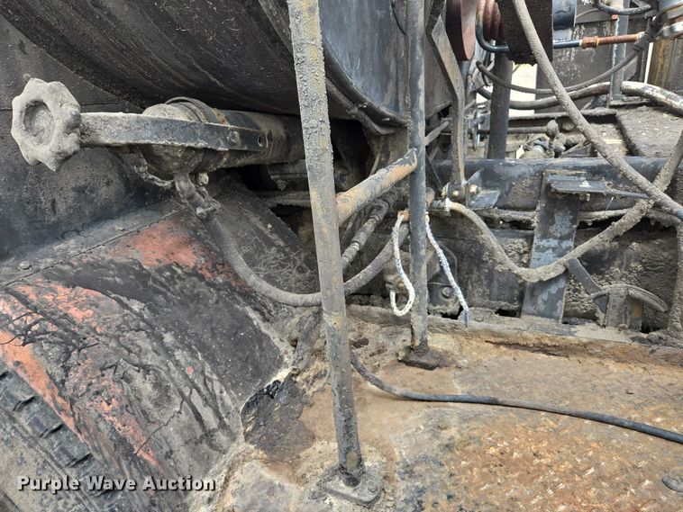 image for item EC1184 1981 Ford C800 oil distributor truck