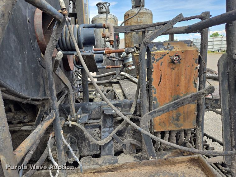 image for item EC1184 1981 Ford C800 oil distributor truck