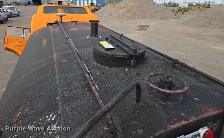 image for item EC1184 1981 Ford C800 oil distributor truck