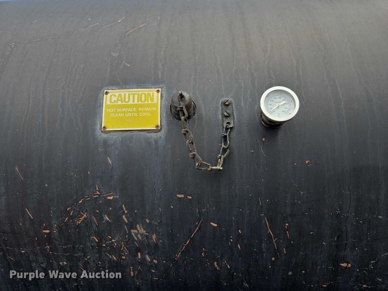 image for item EC1184 1981 Ford C800 oil distributor truck