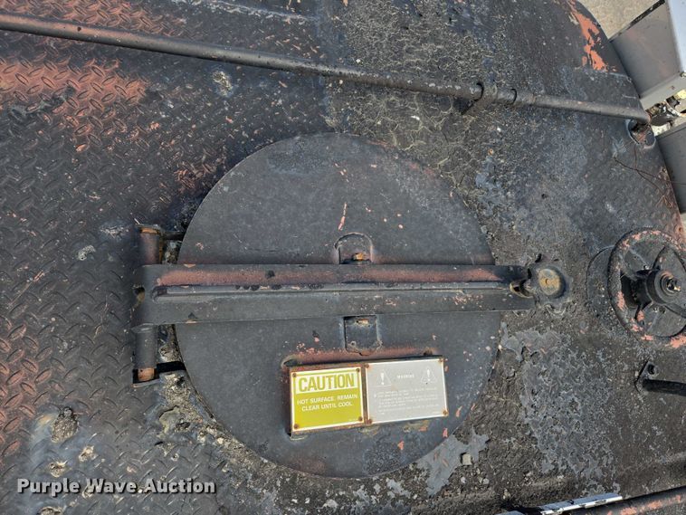 image for item EC1184 1981 Ford C800 oil distributor truck