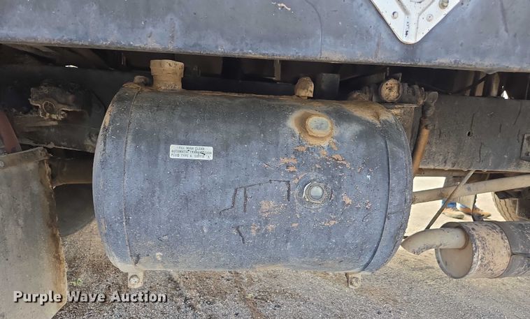 image for item EC1184 1981 Ford C800 oil distributor truck