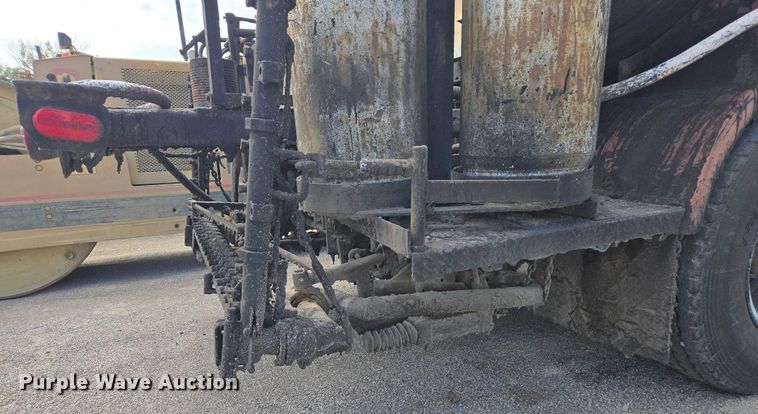 image for item EC1184 1981 Ford C800 oil distributor truck