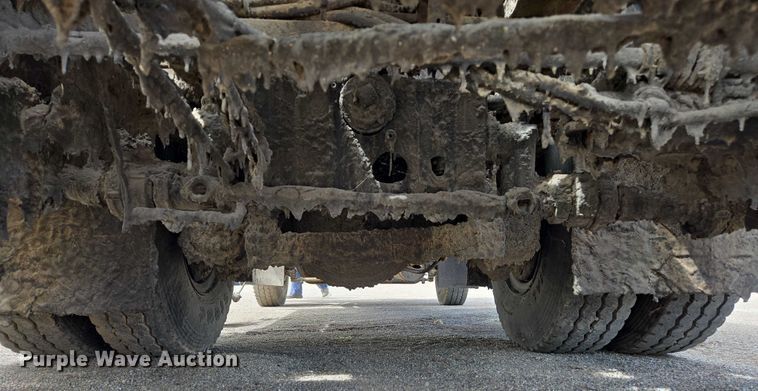 image for item EC1184 1981 Ford C800 oil distributor truck