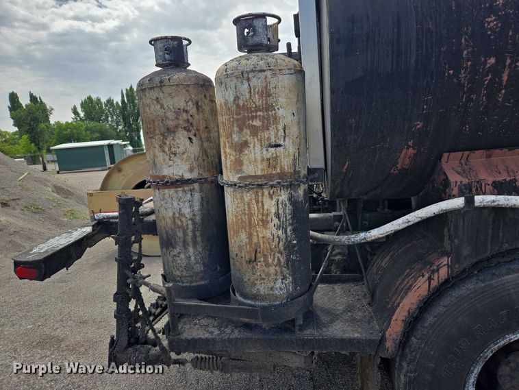 image for item EC1184 1981 Ford C800 oil distributor truck