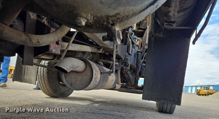 image for item EC1184 1981 Ford C800 oil distributor truck