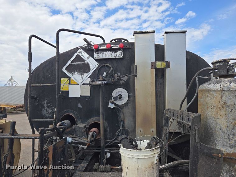 image for item EC1184 1981 Ford C800 oil distributor truck