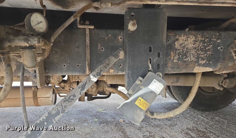 image for item EC1184 1981 Ford C800 oil distributor truck