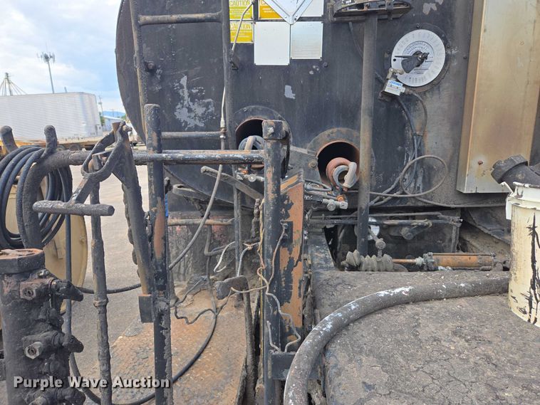 image for item EC1184 1981 Ford C800 oil distributor truck