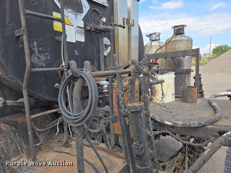 image for item EC1184 1981 Ford C800 oil distributor truck