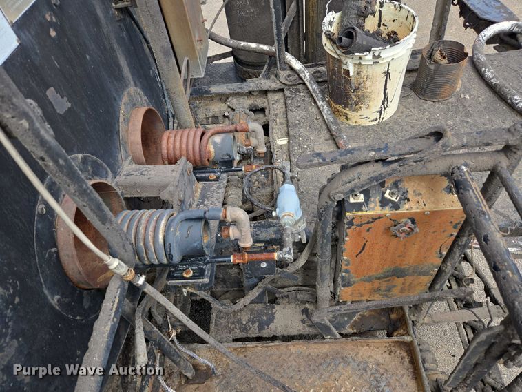 image for item EC1184 1981 Ford C800 oil distributor truck