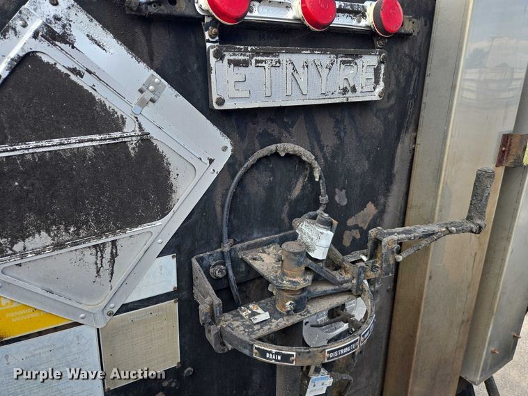 image for item EC1184 1981 Ford C800 oil distributor truck