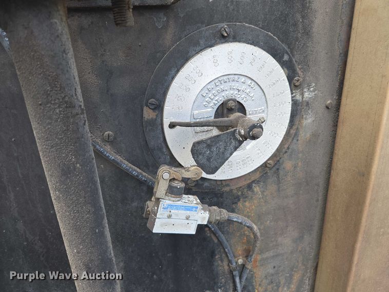 image for item EC1184 1981 Ford C800 oil distributor truck