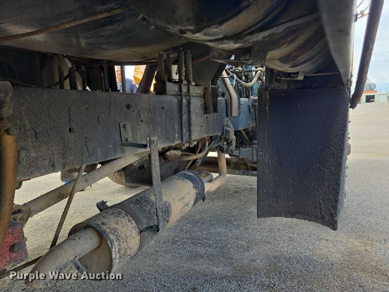 image for item EC1184 1981 Ford C800 oil distributor truck