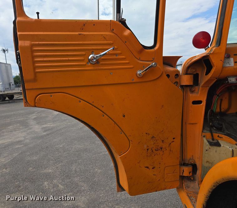 image for item EC1184 1981 Ford C800 oil distributor truck