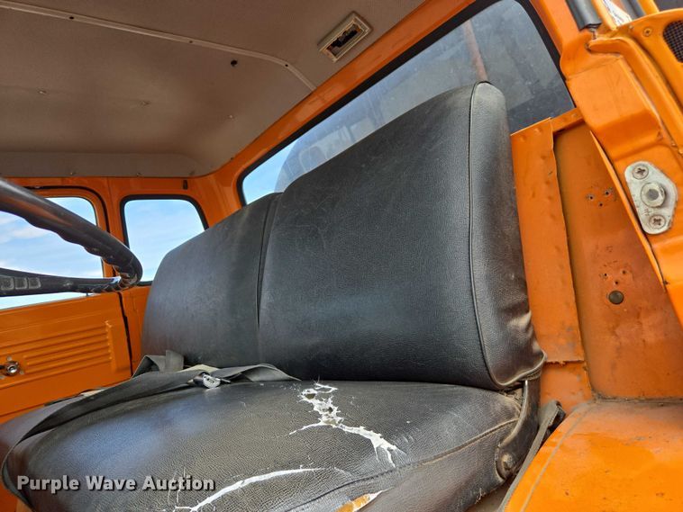 image for item EC1184 1981 Ford C800 oil distributor truck