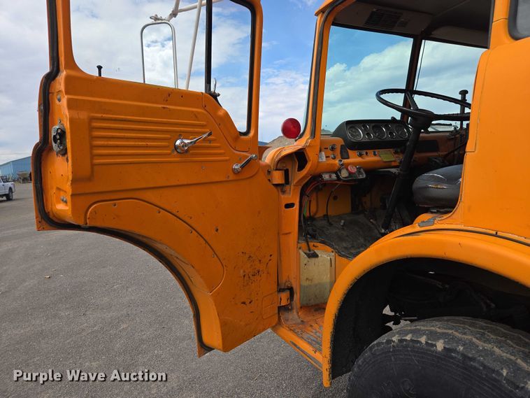 image for item EC1184 1981 Ford C800 oil distributor truck