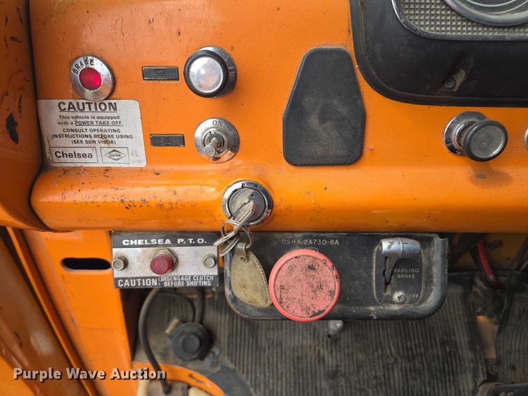 image for item EC1184 1981 Ford C800 oil distributor truck