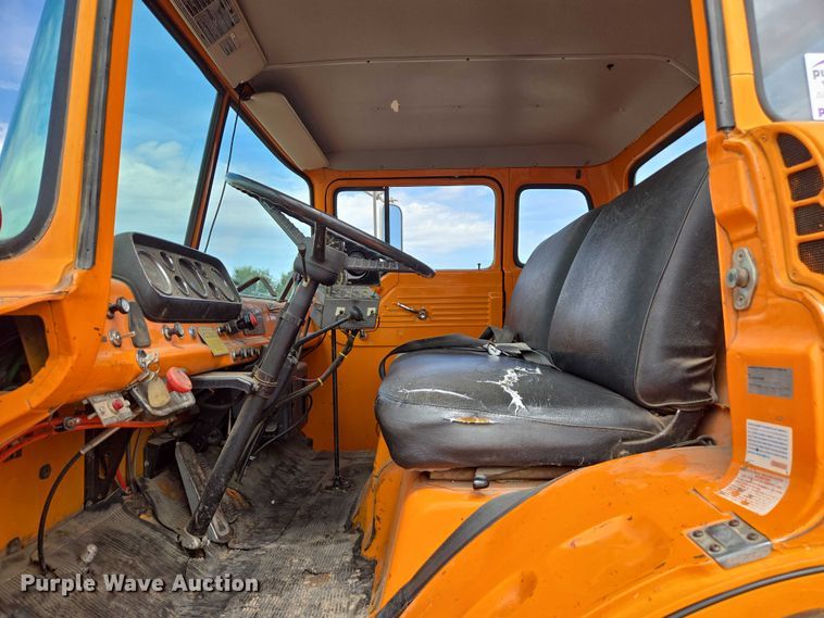 image for item EC1184 1981 Ford C800 oil distributor truck