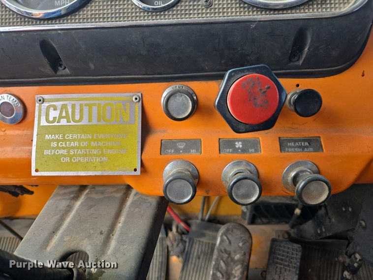 image for item EC1184 1981 Ford C800 oil distributor truck