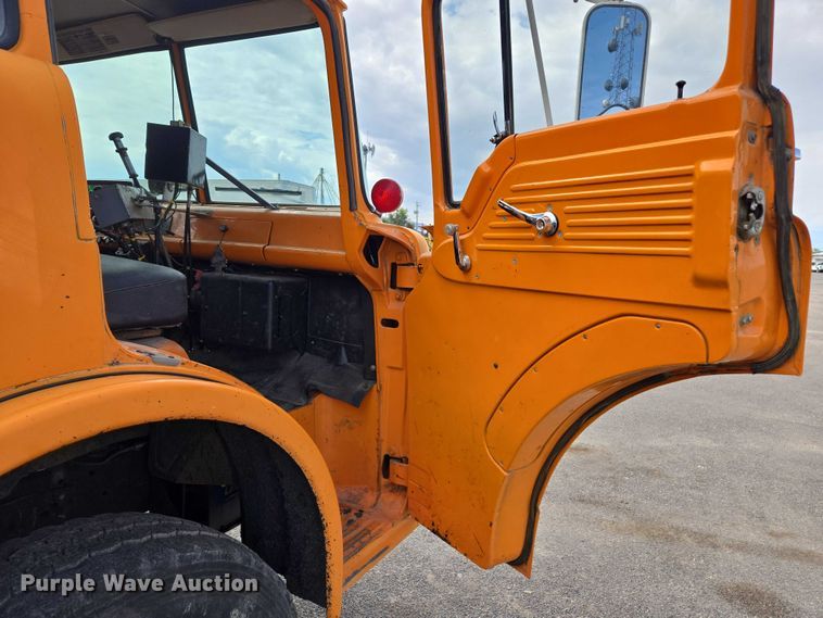 image for item EC1184 1981 Ford C800 oil distributor truck