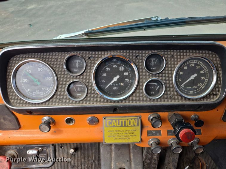 image for item EC1184 1981 Ford C800 oil distributor truck