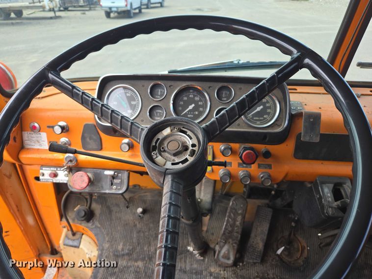 image for item EC1184 1981 Ford C800 oil distributor truck