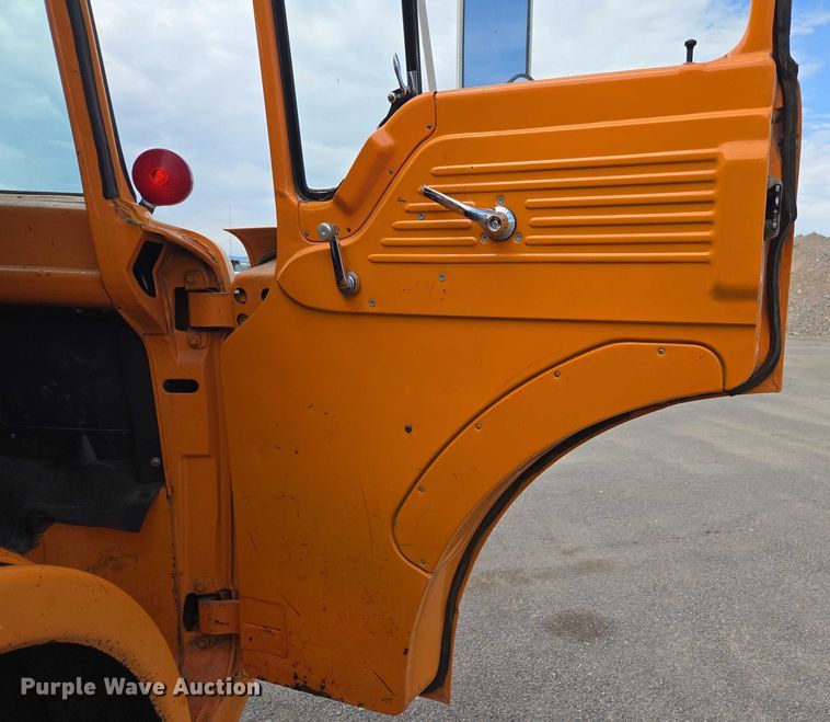 image for item EC1184 1981 Ford C800 oil distributor truck