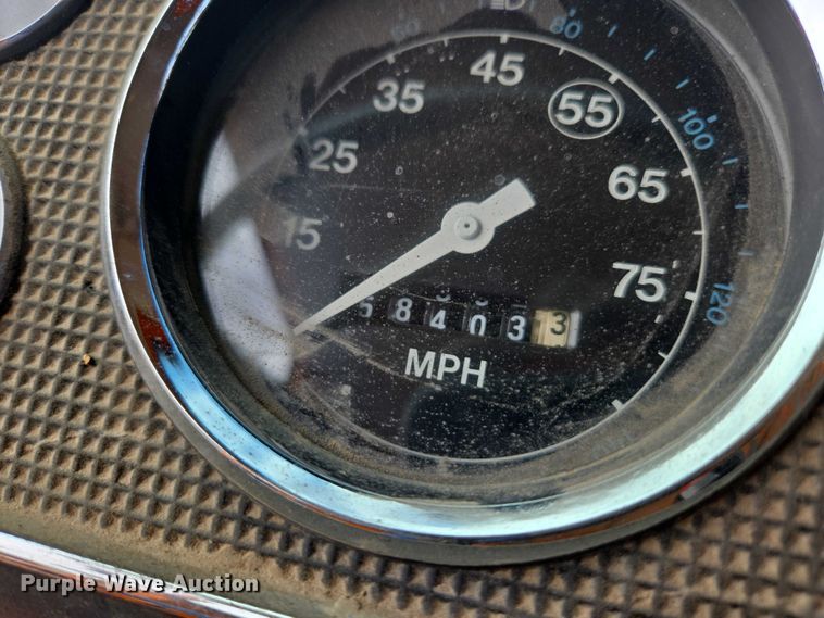 image for item EC1184 1981 Ford C800 oil distributor truck