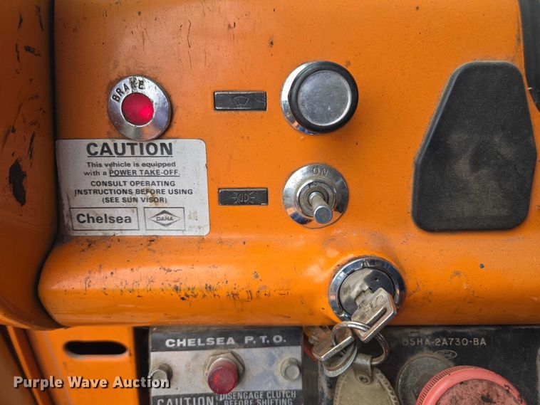 image for item EC1184 1981 Ford C800 oil distributor truck