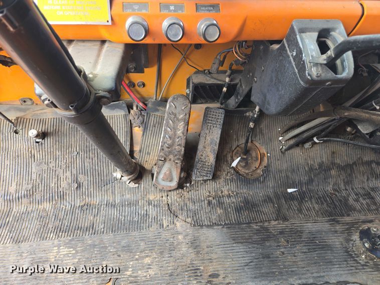 image for item EC1184 1981 Ford C800 oil distributor truck