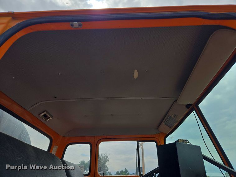 image for item EC1184 1981 Ford C800 oil distributor truck